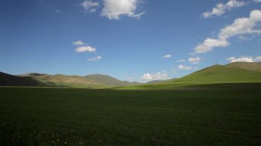 Hızlı hareketli bulutlar, timelapse ile yeşil alanların peyzaj