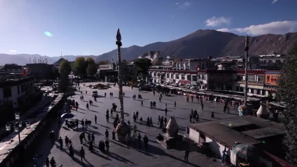 Monaci Buddisti Gente Comune Inchinandosi Tibet Lhasa Sacra Tradizione Della — Video Stock