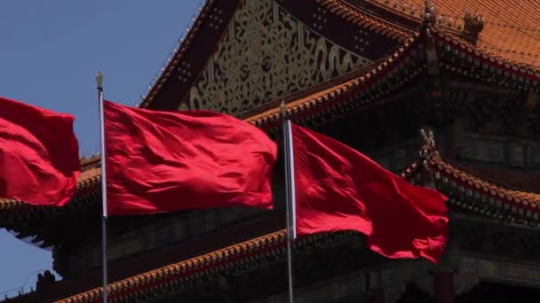 Banderas Rojas Chinas Ondean Viento Cerca Ciudad Prohibida Beijing Plaza — Vídeo de stock