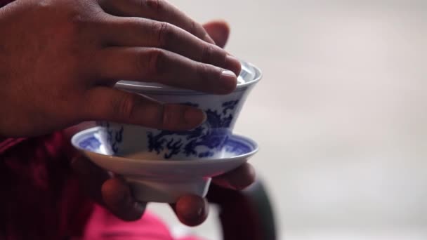 中国茶のカップを持っている男性手 中国の伝統的なお茶 — ストック動画