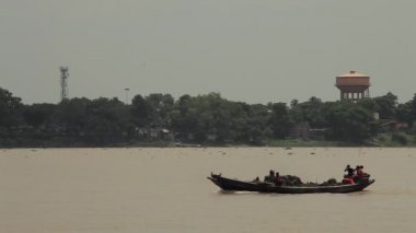 Hooghly Nehri 'ni geçen bir tekne, Bengal, Hindistan.
