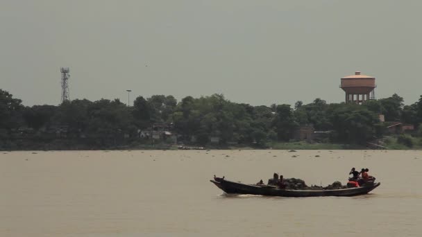Båt Korsar Hooapproximativt River Bengal Indien — Stockvideo