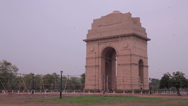 India Kapu Triumph Arc Delhi Senki Sem Repülő Madarak — Stock videók