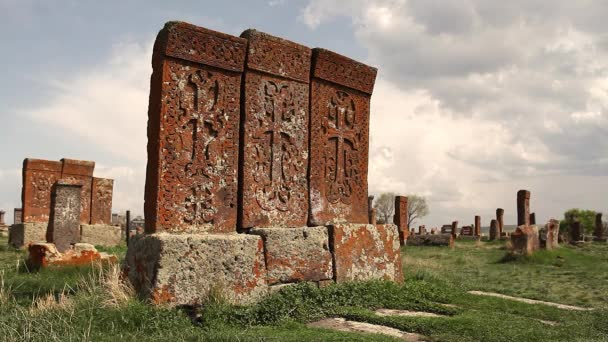 アルメニア ユネスコ オブジェクトの Noratus 中世墓地の石 または Khachkars を越える — ストック動画