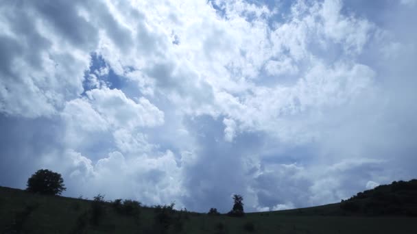 空と雲の広角ショットビュー ゆっくりと移動 — ストック動画