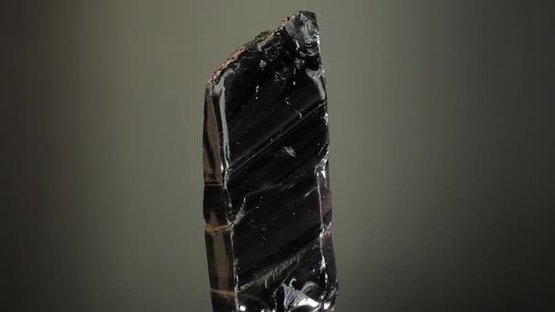 Obsidiana Cruda Piedra Mineral Hilado Primer Plano — Vídeo de stock