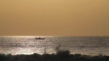 Okyanusta balık tutmak için kürek çek, Silhouette.