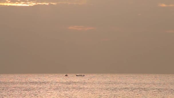 用于在海洋中捕鱼的驳船 Silhouette — 图库视频影像