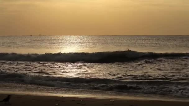 Sandstrand Bei Sonnenuntergang Flache Wellen Die Das Ufer Stürmen Meereslandschaft — Stockvideo