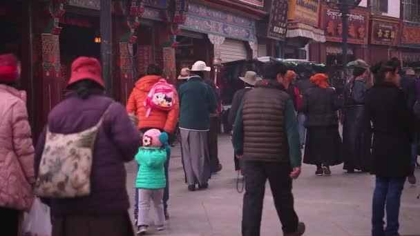 Personnes Marchant Lhassa Capitale Tibet — Video