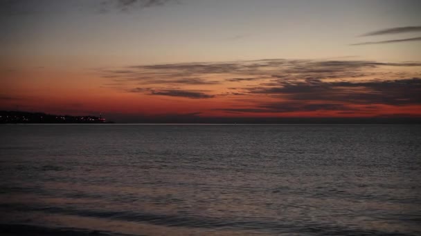 Ένας Φάρος Κατά Διάρκεια Του Κόκκινου Ηλιοβασιλέματος Κοντά Στον Ωκεανό — Αρχείο Βίντεο