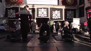 Budist rahipler ve sıradan insanların selam Tibet, Lhasa, kutsal secde geleneğinde