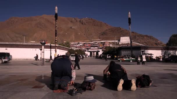 Los Monjes Budistas Gente Común Inclinan Tíbet Lhasa Tradición Postración — Vídeo de stock