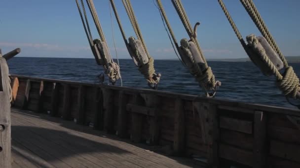 ロープと帆船に取り組む 船の詳細な談合 — ストック動画