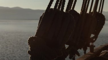 Yelkenli teknede halatlar ve halatlar, gemide detaylı donanım.