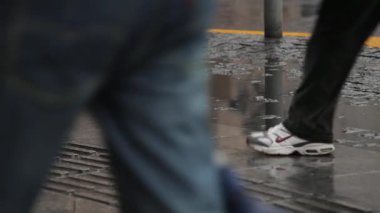 Şangay, Çin 'de yağmurlu kaldırımlarda yürüyen yayalar.