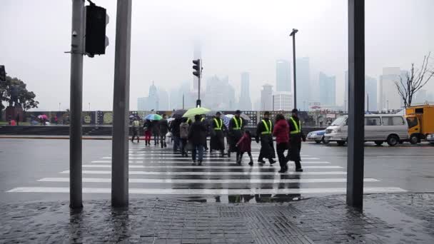 Pedestrians Walking Rainy Pavement Shanghai China — Stock Video