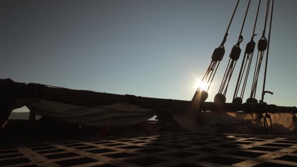 Uomo Cammina Sul Ponte Della Nave Silhouette — Video Stock