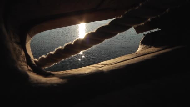 Uitzicht Het Meer Door Fairlead Van Een Schip Oude Zeilboot — Stockvideo