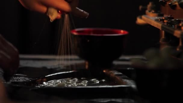 生のシルク繊維の文字列を閉じる 手のシルク生産 シルクを作る伝統的な方法 — ストック動画