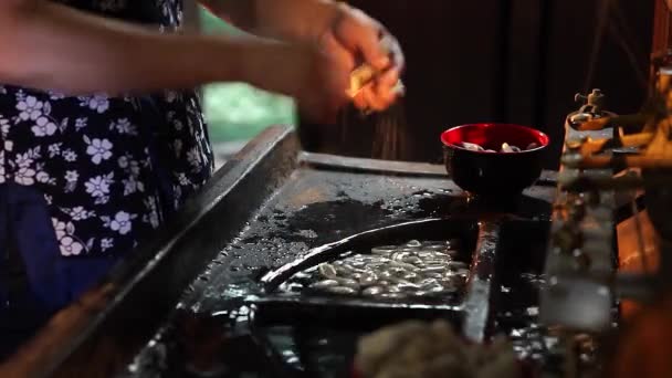 Surové Hedvábné Vlákno Řetězce Close Ruční Výroba Hedvábí Tradiční Způsob — Stock video