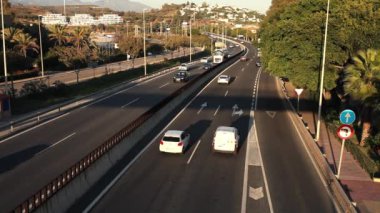 Arabaları ve kamyonları olan iki yönlü asfalt yol. Tropik bölgeler