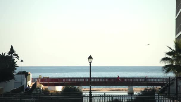 Lamppost Puente Con Gente Que Camina Vista Mar Con Farola — Vídeos de Stock