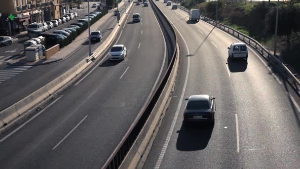 Carretera Asfaltada Bidireccional Con Coches Camiones Trópicos — Vídeo de stock