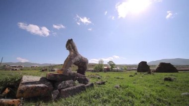 Ortaçağ mezarlığında geleneksel at heykeli.