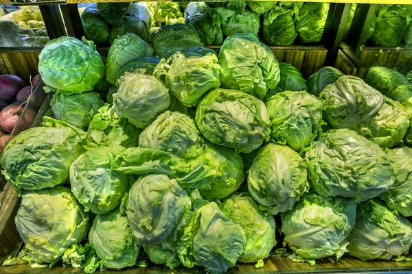 Doğal sebze pazarı sayaç üzerinde. Yeşil lahana