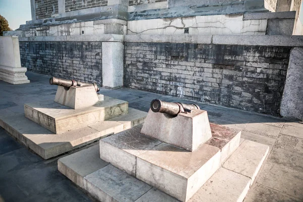 Historische Kanonen Beihai Park Weiße Stupa Peking China — Stockfoto