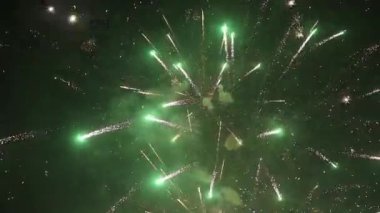 Gece gökyüzünde havai fişekler