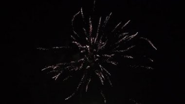 Gece gökyüzünde havai fişekler