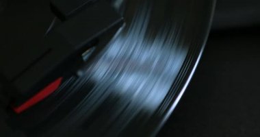 Vinil kayıt, kayıt iğne dokunuyor