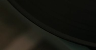 Vinil kayıt, kayıt iğne dokunuyor