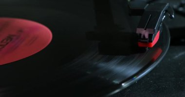 Vinil kayıt, kayıt iğne dokunuyor