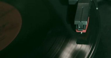 Vinil kayıt, kayıt iğne dokunuyor