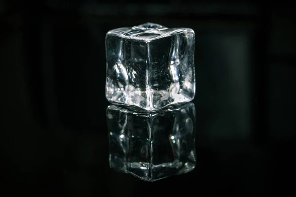 Cubo Hielo Sobre Fondo Negro — Foto de Stock