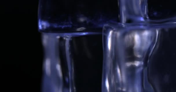 Cubos de hielo estéticos primer plano sobre fondo negro, rotación — Vídeo de stock