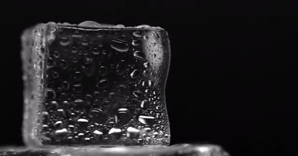 Cubetti di ghiaccio estetici in bianco e nero primo piano su sfondo nero — Video Stock