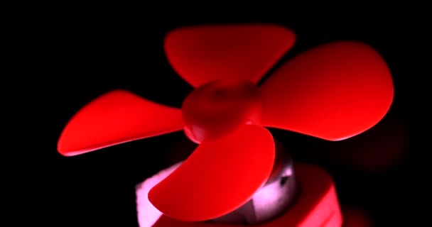 Red propeller fan turning on and off, closeup — Stock Video