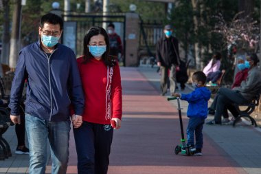 Coronavirus salgını sırasında Çin başkentindeki sıradan insanlar (BEIJING / MAYIS 16 / 2020)