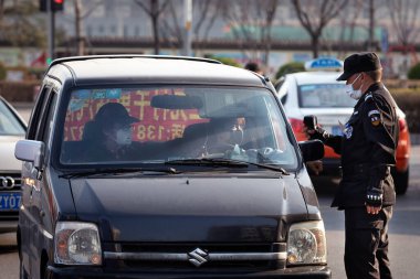 Coronavirus salgını sırasında Çin başkentindeki sıradan insanlar (BEIJING / MAYIS 16 / 2020)
