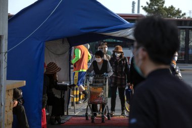 Coronavirus salgını sırasında Çin başkentindeki sıradan insanlar (BEIJING / MAYIS 16 / 2020)