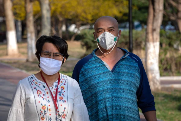 Coronavirus salgını sırasında Çin başkentindeki sıradan insanlar (BEIJING / MAYIS 16 / 2020)
