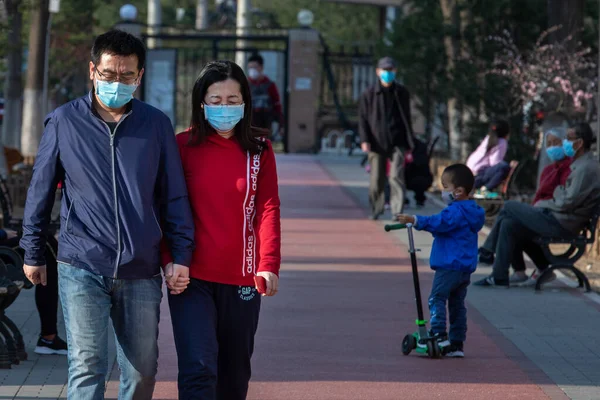Regularne Osoby Przebywające Stolicy Chin Podczas Epidemii Koronawirusu Beijing Maj Obrazy Stockowe bez tantiem