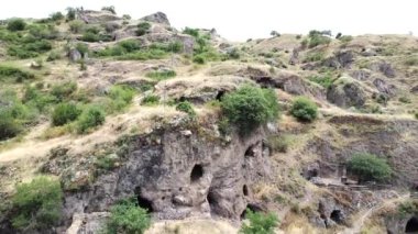 Dağlardaki mağaraların insansız hava aracı görüntüsü