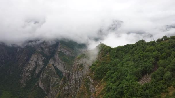 Flying through the cottage outside to the mountains covered in fog. — Stock Video