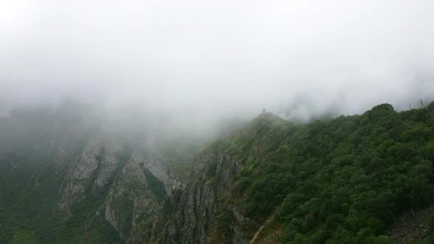 Veduta aerea Drone di Piccola cappella in cima alla montagna — Video Stock