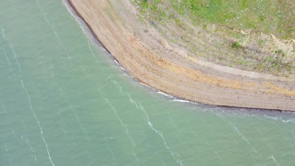 Lago de la Montaña, vista satelital de la Tierra, olas aplastadas en la orilla — Vídeo de stock